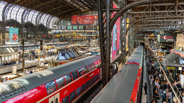 Sie sehen einen Regionalzug und eine S-Bahn im Hamburger Hauptbahnhof.