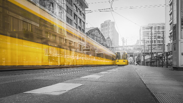 Sie sehen eine Langzeitaufnahme von zwei Straßenbahnen.