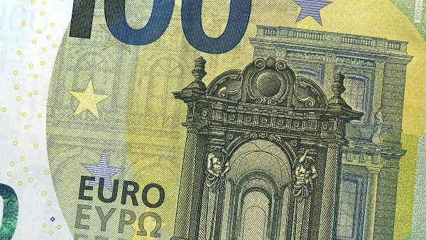 Sie sehen einen Ausschnitt einer 100EUR-Banknote, wie sie im Jahr 2024 aktuell war.