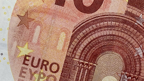 Sie sehen einen Ausschnitt einer 10EUR-Banknote, wie sie im Jahr 2024 aktuell war.