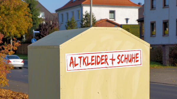 Sie sehen einen Altkleidercontainer.