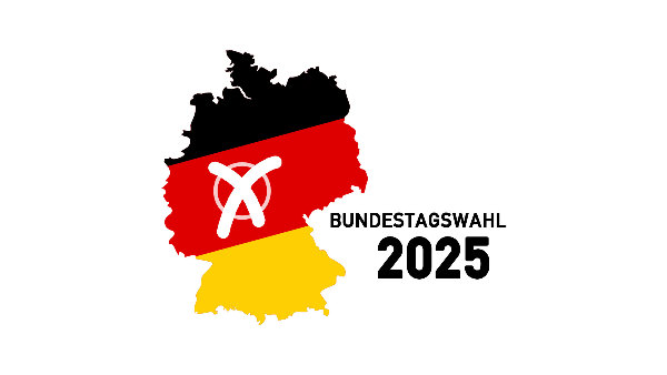 Sie sehen einen in schwarz-rot-gold gefärbten Grundriss von Deutschland, welcher um den Schriftzug „Bundestagswahl 2025“ und ein stilisiertes Kreuz ergänzt wurde, wie man es von Wahlplakaten kennt.