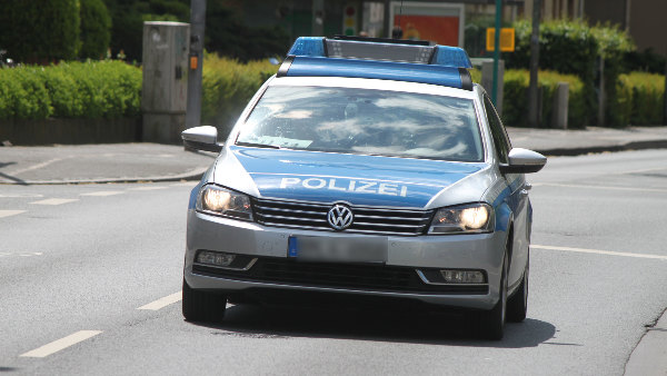 Sie sehen ein fahrendes Polizeiauto ohne Blaulicht.