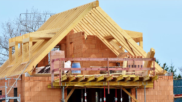 Sie sehen eine Baustelle für ein Einfamilienhaus.