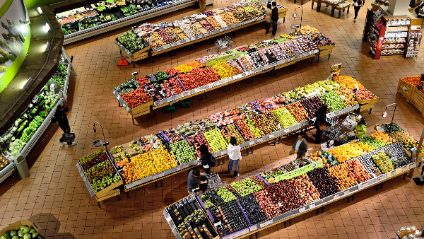 Sie sehen die Gemüseabteilung eines Supermarkts.