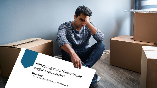 Sie sehen einen traurigen (verzweifelten) Mann, der in einem leeren Zimmer mit Umzugskartons sitzt und symbolisch ein Kündigungsschreiben festhält.