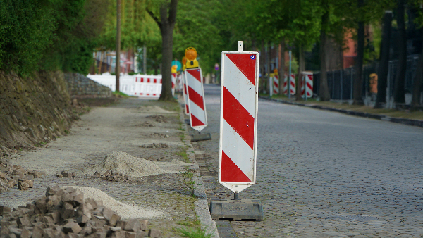 Sie sehen einen Gehweg, der abgesperrt wurde, weil er erneuert wird.