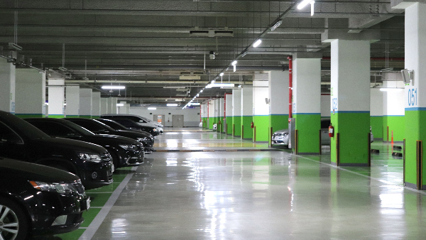 Sie sehen eine Tiefgarage.