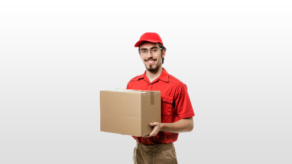 Sie sehen einen Paktboten, der ein Paket hält.
