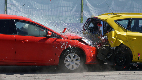 Sie sehen zwei Autos bei einem Auffahrunfall.
