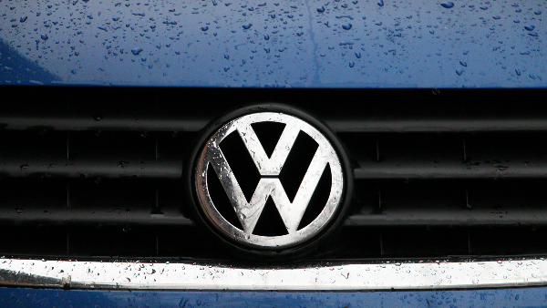 Sie sehen den Kühlergrill eines Autos der Marke Volkswagen.