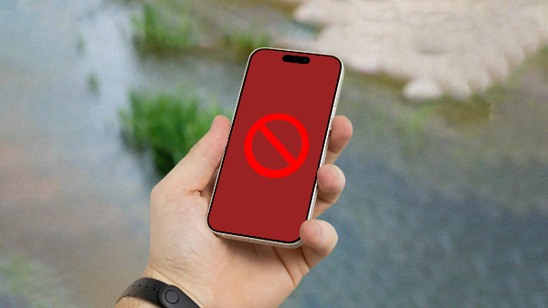 Sie ein Smartphone mit einem roten Verbotsbildschirm auf dem Bildschirm.