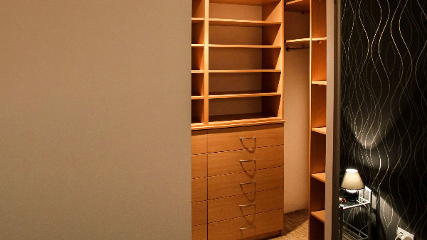 Sie sehen einen Einbauschrank in einem Schlafzimmer.
