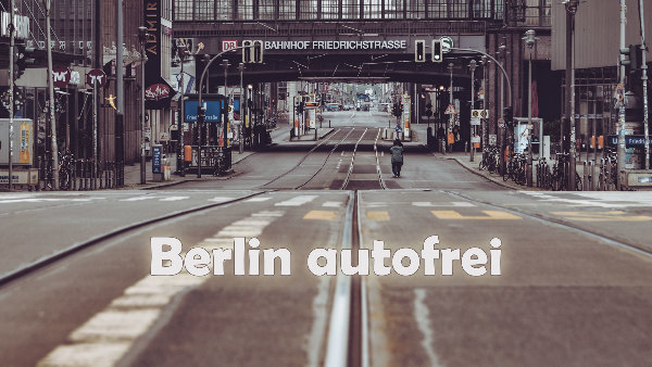 Sie sehen eine Aufnahme der leeren Straßen am Berliner S-Bahnhof Friedrichstraße, ergänzt um den Schriftzug „Berlin autofrei“.