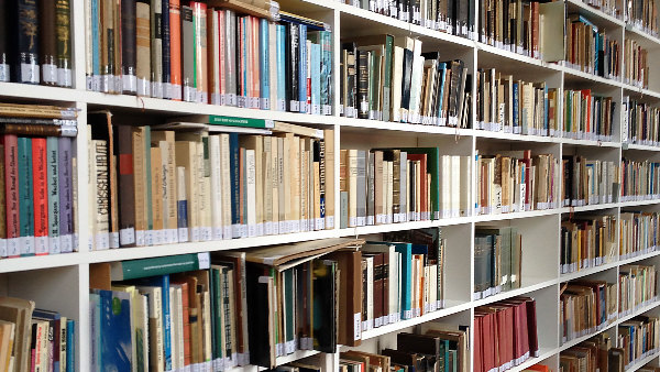 Sie sehen die Bücherregale einer Bibliothek