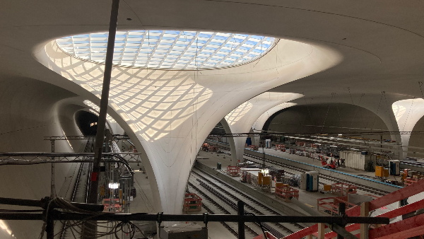 Sie bekommen einen Einblick in die Bahnhofshalle von Stuttgart 21 während des Tages der offenen Baustelle im April 2025.