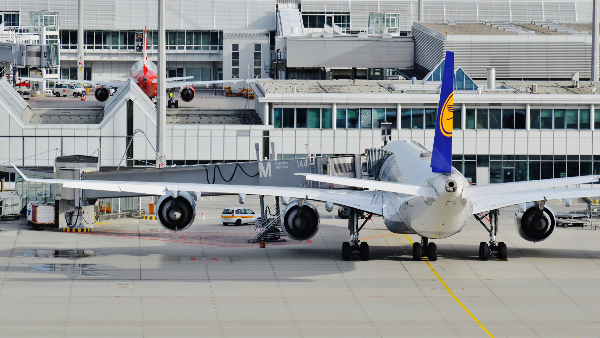 Sie sehen ein Flugzeug an einem Terminal des Flughafen München.