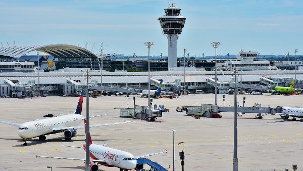 Sie sehen das Rollfeld des Flughafen München.