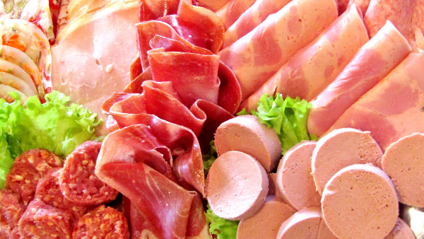 Sie sehen verschiedene Wurstwaren in der Auslage eines Fleischers.