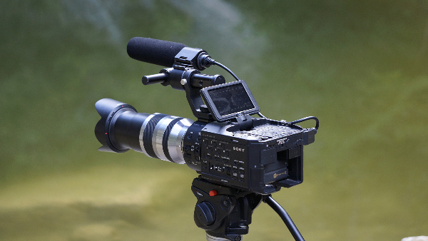 Sie sehen eine Videokamera, wie sie YouTuber benutzen.