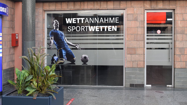 Sie sehen die Schaufenster einer Wettannahmestelle.