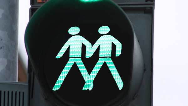 Sie sehen eine Ampel mit einem gleichgeschlechtlichen Ampelmännchen.