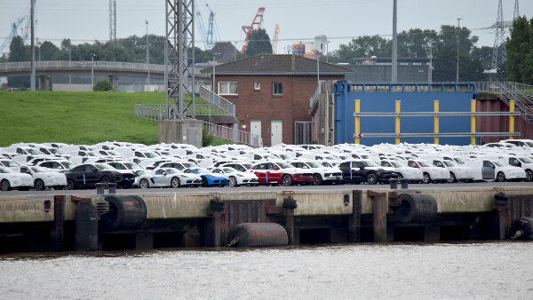Sie sehen einen Abstellplatz im Hafen von Emden zur Bereitstellung von Autos für den Weitertransport per Bahn oder Schiff.