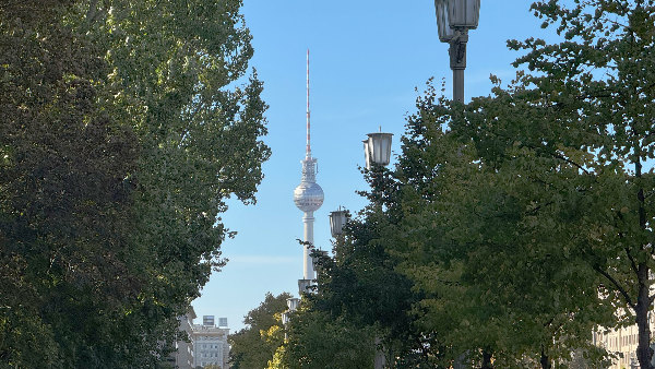 Sie sehen den Berliner Fernsehturm.