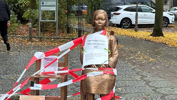 Sie sehen die Friedensstatue, ein Mahnmal auf dem Unionplatz in Moabit (Teil des Berliner Bezirks Mitte), welches an die Zwangsprostituierten der japanischen Armee während des 2. Weltkriegs erinnert.