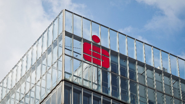 Sie sehen ein modernes Gebäude einer Sparkasse.