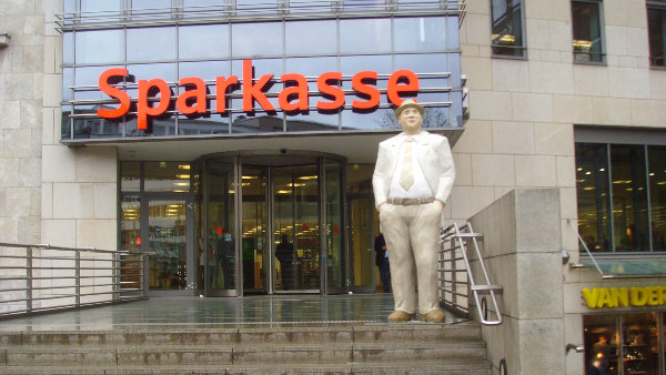 Sie sehen ein modernes Gebäude einer Sparkasse.
