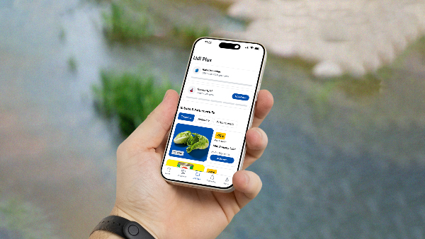 Sie ein Smartphone mit einem Screenshot der Lidl Plus-App auf dem Bildschirm.