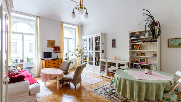 Sie sehen ein Wohnzimmer.