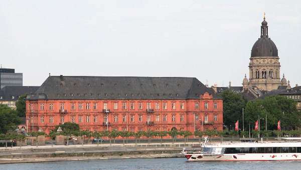 Sie sehen das Kurfürstliche Schloss in Mainz.