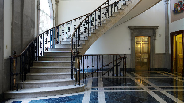 Sie sehen ein Treppenhaus.