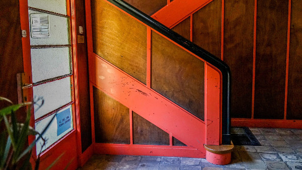 Sie sehen ein Treppenhaus.