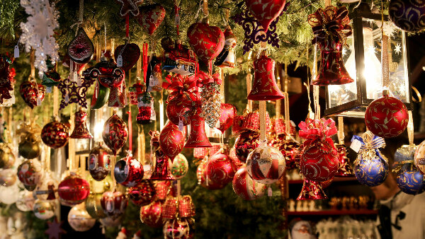 Sie sehen einen Stand an einem Weihnachtsmarkt.