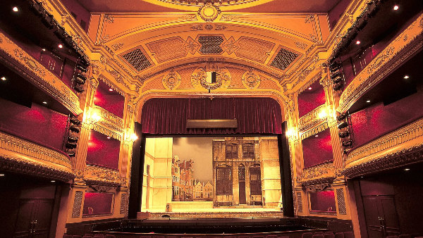 Sie sehen einen Theatersaal.