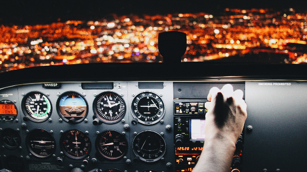 Sie sehen einen Teil des Cockpits eines Verkehrsflugzeugs bei Nacht.