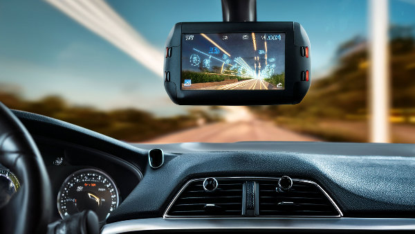 Sie sehen ein Display einer Autokamera.