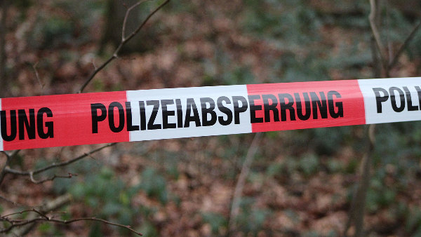 Sie sehen ein Absperrband der Polizei.