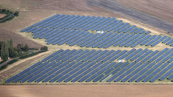 Sie sehen eine große Solaranlage.