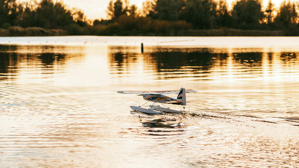 Sie sehen ein Modellflugzeug auf einem Gewässer.