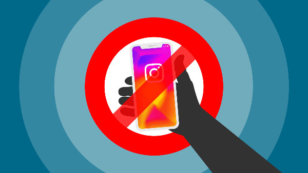 Sie eine Zeichnung mit einer Hand, die ein Smartphone hält. Auf dem Bildschirm steht das Logo des Sozialen Netzwerkes facebook. Über diese Darstellung wurde ein Verbotszeichen gelegt.