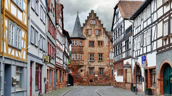 Sie sehen das &bdquo;Steinerne Haus&ldquo; in der Altstadt der hessischen Stadt Büdingen.