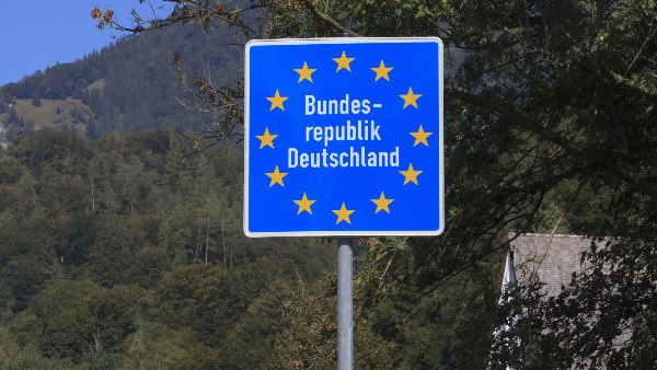 Sie sehen ein Verkehrszeichen, welches den Beginn des Staatsgebietes der Bundesrepublik Deutschland ankündigt.