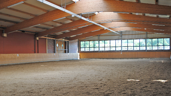 Sie sehen eine leere Reithalle.