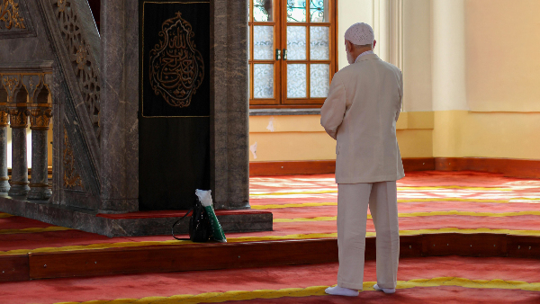 Sie sehen einen Muslimen beim Gebet.