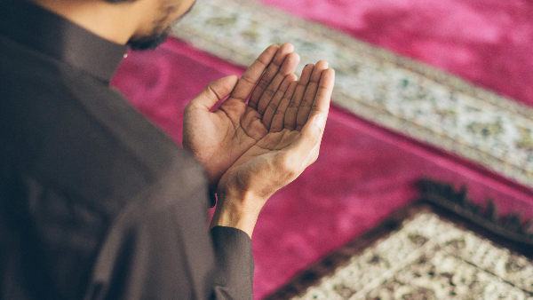 Sie sehen die Hände eines Muslimen beim Gebet.