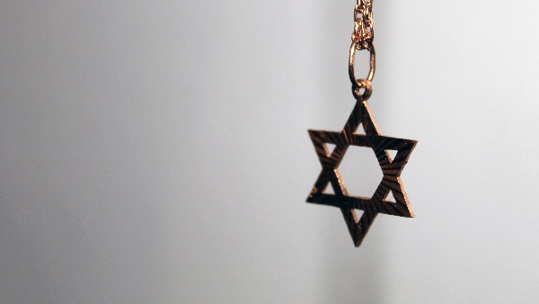 Sie sehen eine Kette mit einem Davidstern als Anhänger.